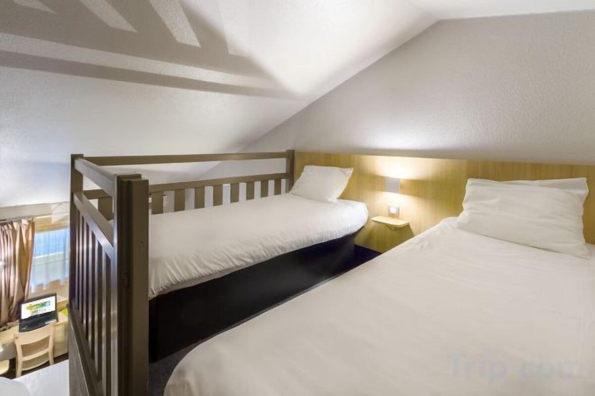 Ropa de cama de alta calidad, escritorio y sistema de insonorización