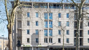 A multi-story hotel with a modern facade, a visible bar, and a restaurant named "Mannilla." - B&B Hôtel Nantes Centre (Nantes)