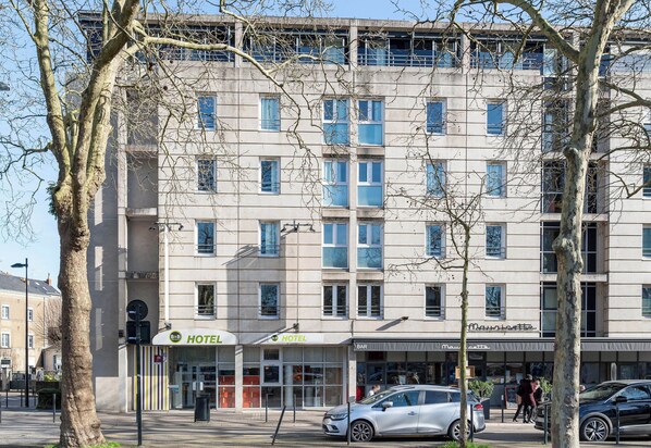 A multi-story hotel with a modern facade, a visible bar, and a restaurant named "Mannilla." - B&B Hôtel Nantes Centre (Nantes)