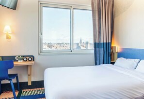 Ropa de cama de alta calidad, escritorio y sistema de insonorización