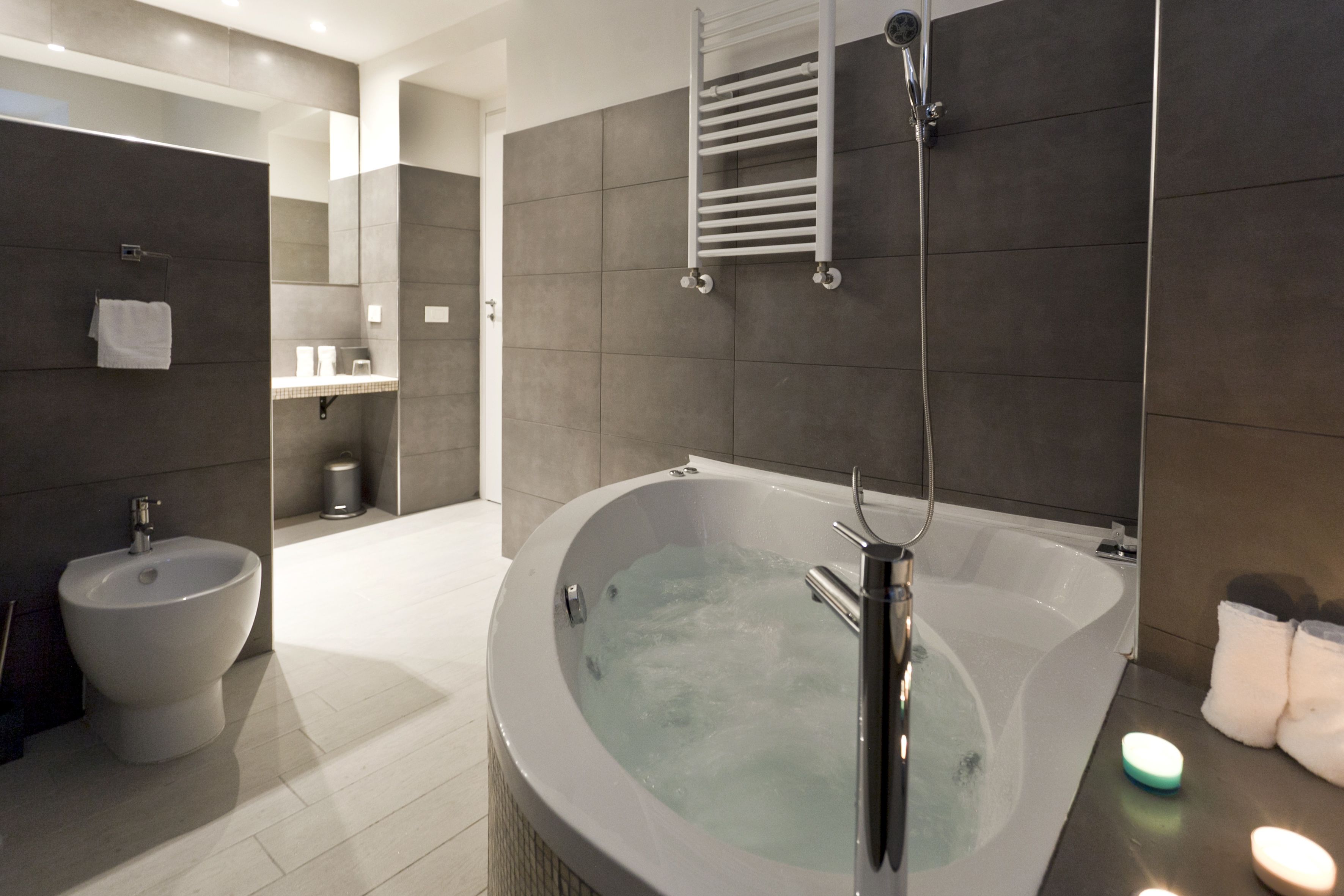Suite, Whirlpool | Badezimmer | Dusche, Hydromassagedusche, kostenlose Toilettenartikel, Haartrockner