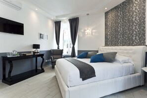 Phòng Suite, bồn tắm nước nóng | Bộ đồ giường cao cấp, chăn bông, minibar, két bảo mật tại phòng 