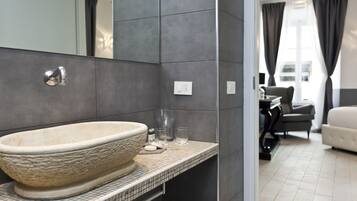 Suite, bain Ă  remous | Salle de bain | Douche, douche hydromassante, articles de toilette gratuits