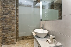 Deluxe Double Room, 1 Double Bed | Bathroom | Shower, hydromassage showerhead, free toiletries, hair dryer - Sallustio Fine Rooms Guesthouse (Rome)
