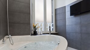 Suite, Hot Tub | Deep soaking bathtub - Sallustio Fine Rooms Guesthouse (Rome)