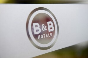 A B&B Hotels logo on a white surface. - B-B Hotel Nantes Parc Expos LA Beau (Nantes)