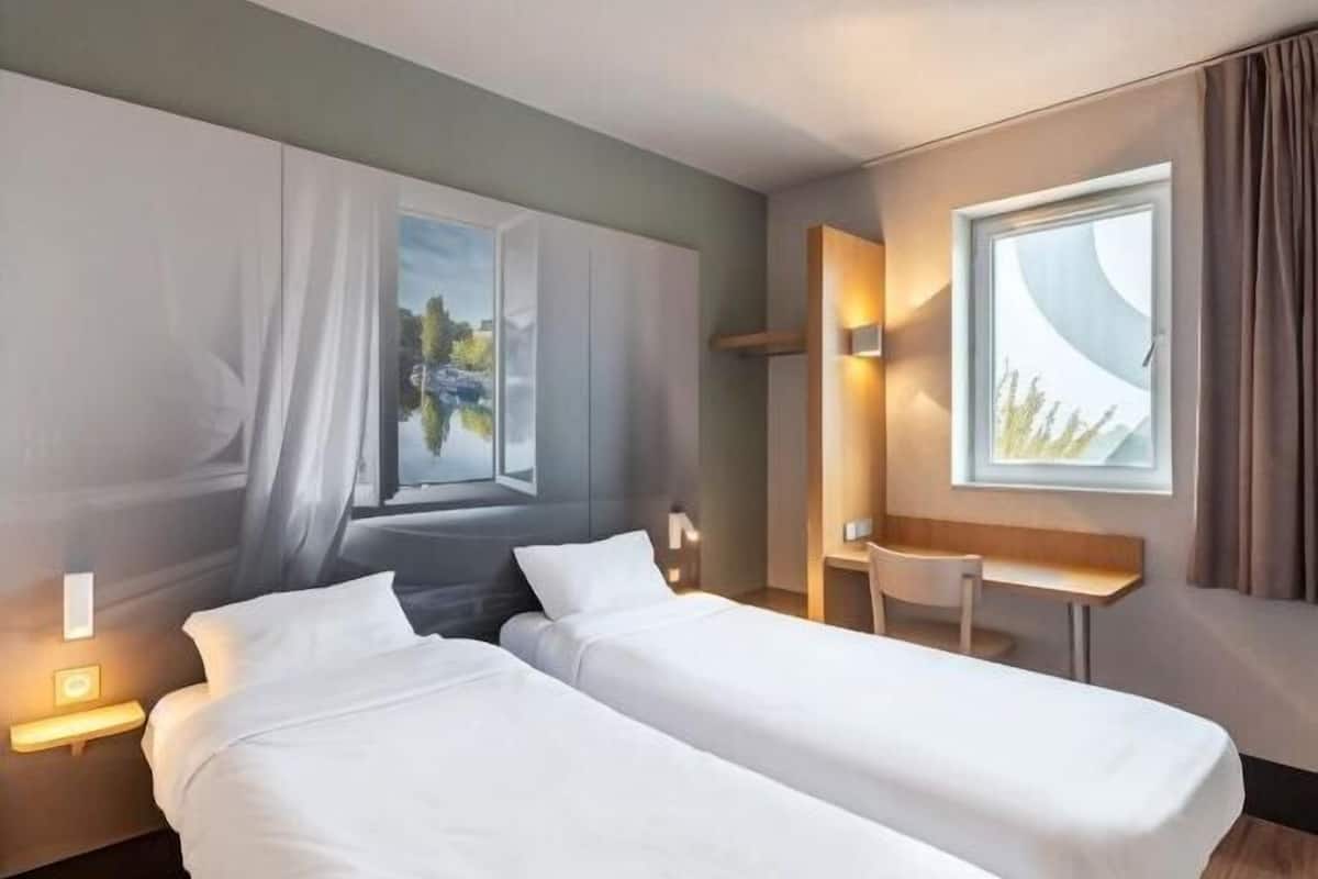 Premium bedding, desk, soundproofing, free WiFi