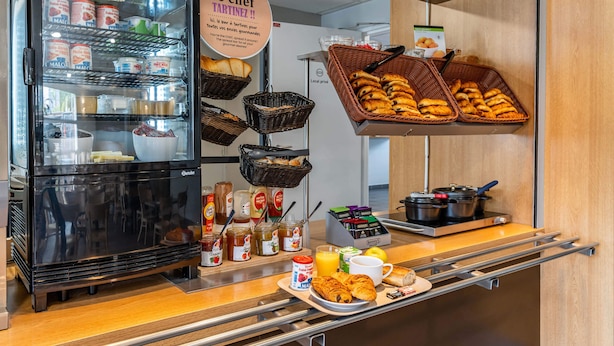 A breakfast buffet area with a refrigerator stocked with beverages, a variety of pastries, and a sign indicating the chef. - B&B HOTEL Aix-en-Provence Le Tholonet (Le Tholonet)