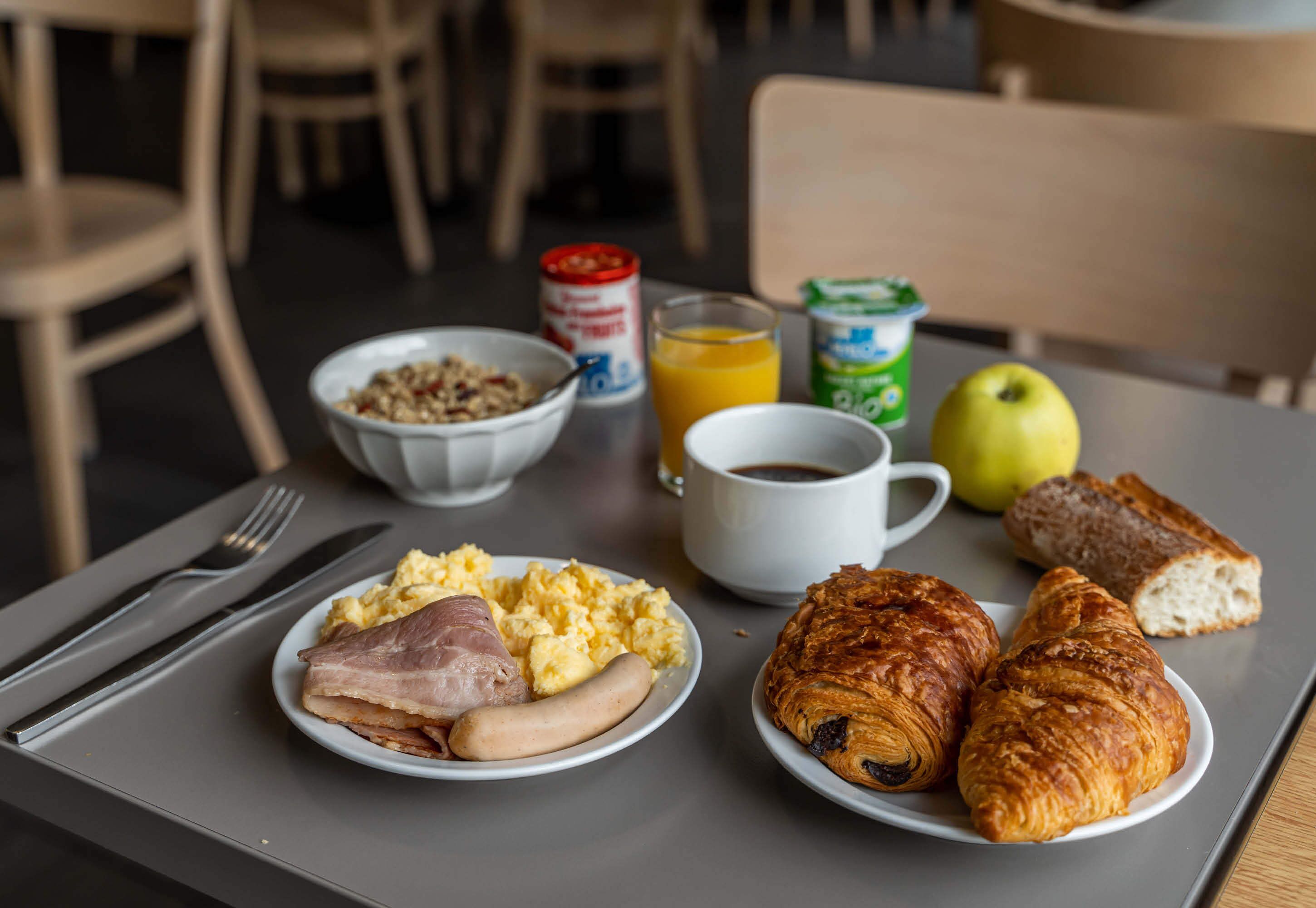 daily buffet breakfast for a fee