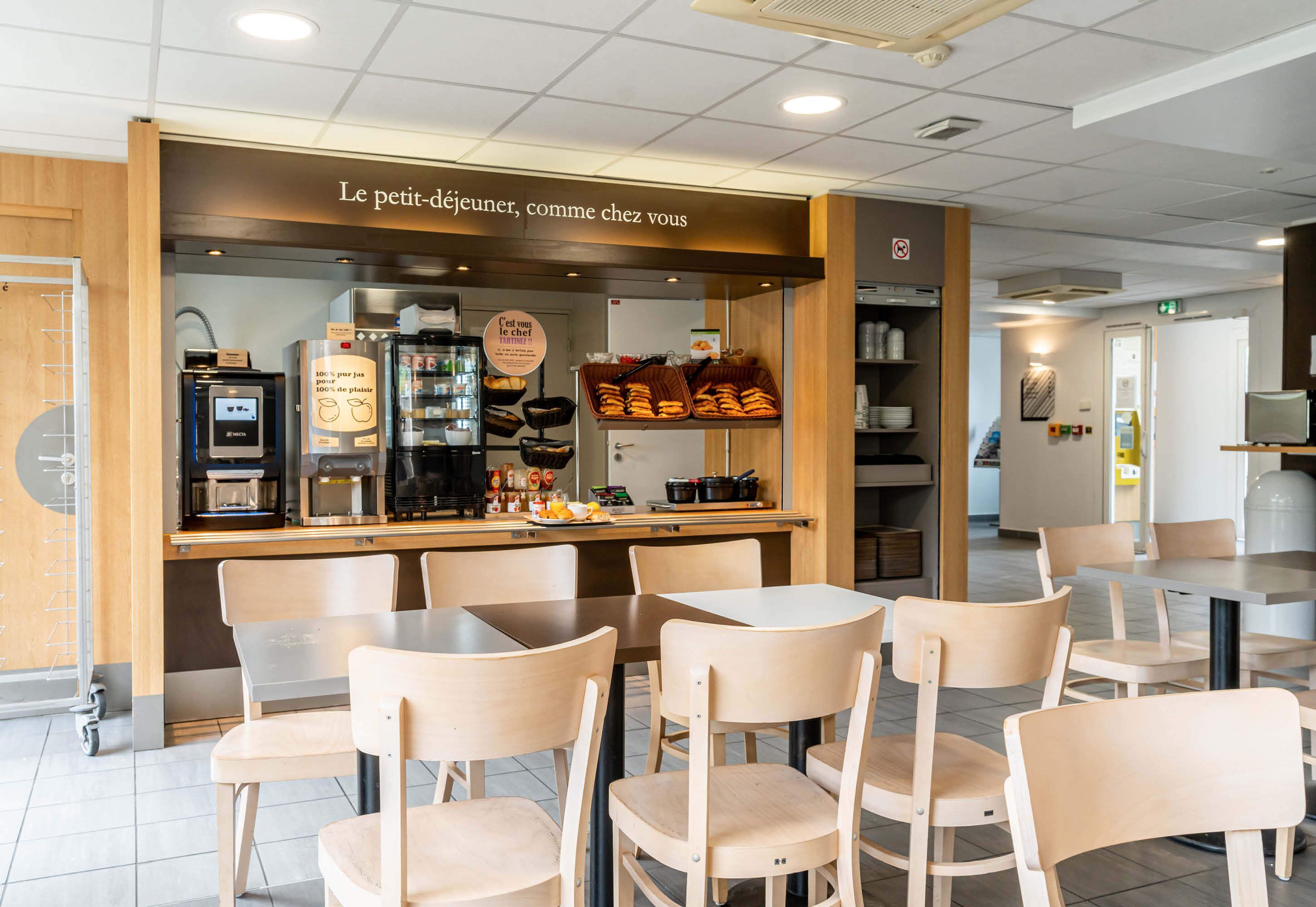 daily buffet breakfast for a fee