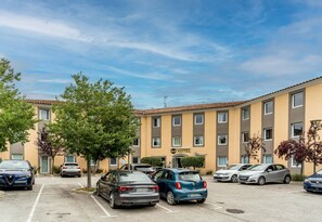 Free self-parking - B&B HOTEL Aix-en-Provence Le Tholonet (Le Tholonet)
