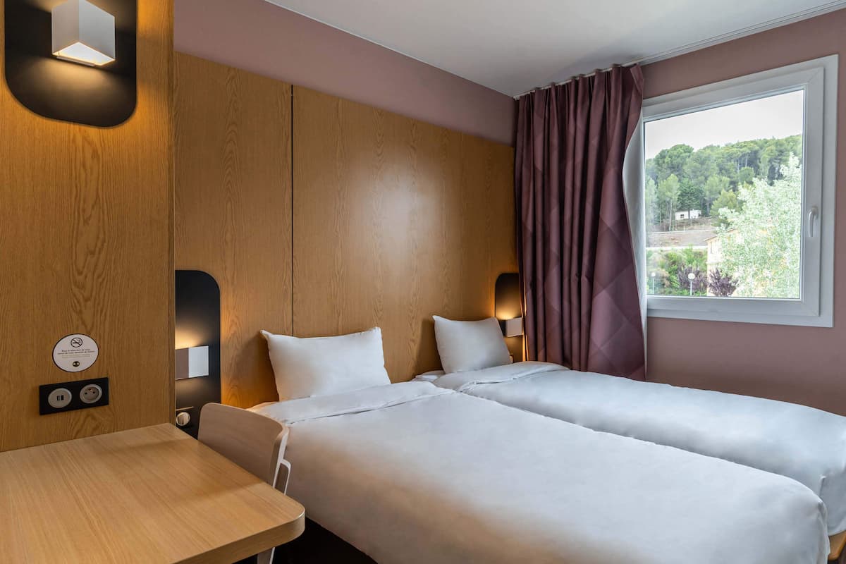 1 bedroom, premium bedding, desk, blackout curtains