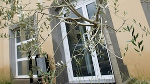 A hotel building with multiple windows and a sign indicating it is a D&L hotel. - B&B HOTEL Aix-en-Provence Le Tholonet (Le Tholonet)