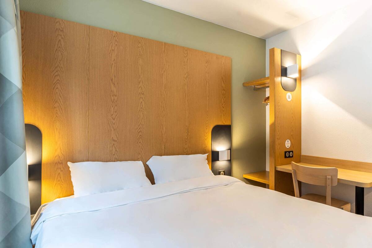 1 bedroom, premium bedding, desk, blackout curtains