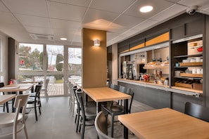 Tägliches Frühstücksbuffet gegen Gebühr