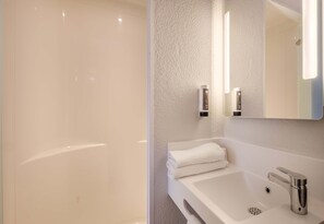 Een douche, handdoeken