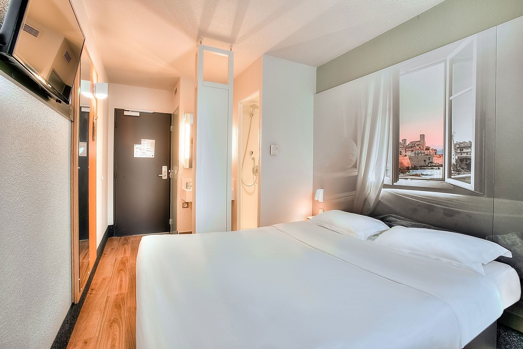 Premium bedding, desk, soundproofing, free WiFi