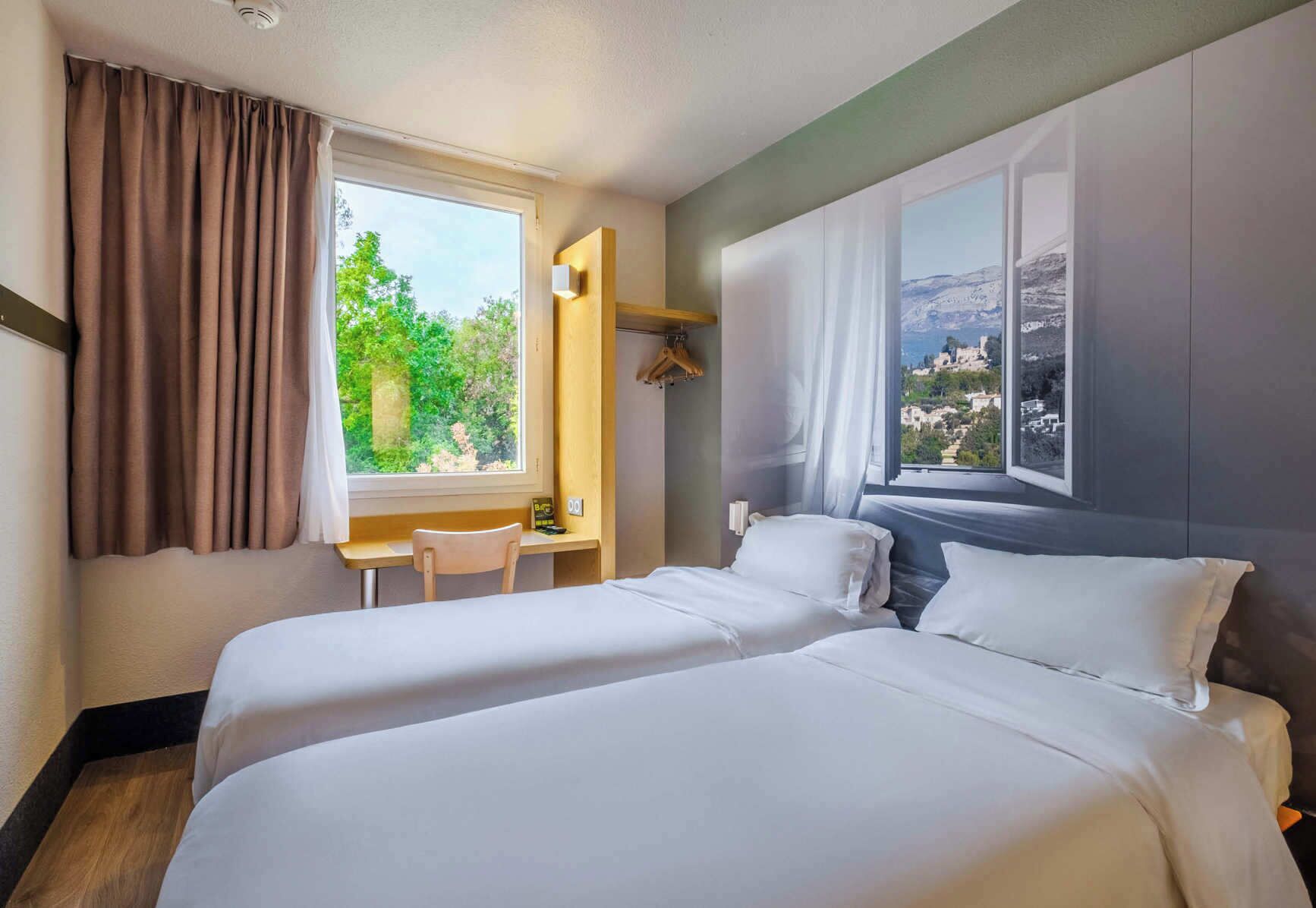 Premium bedding, desk, soundproofing, free WiFi