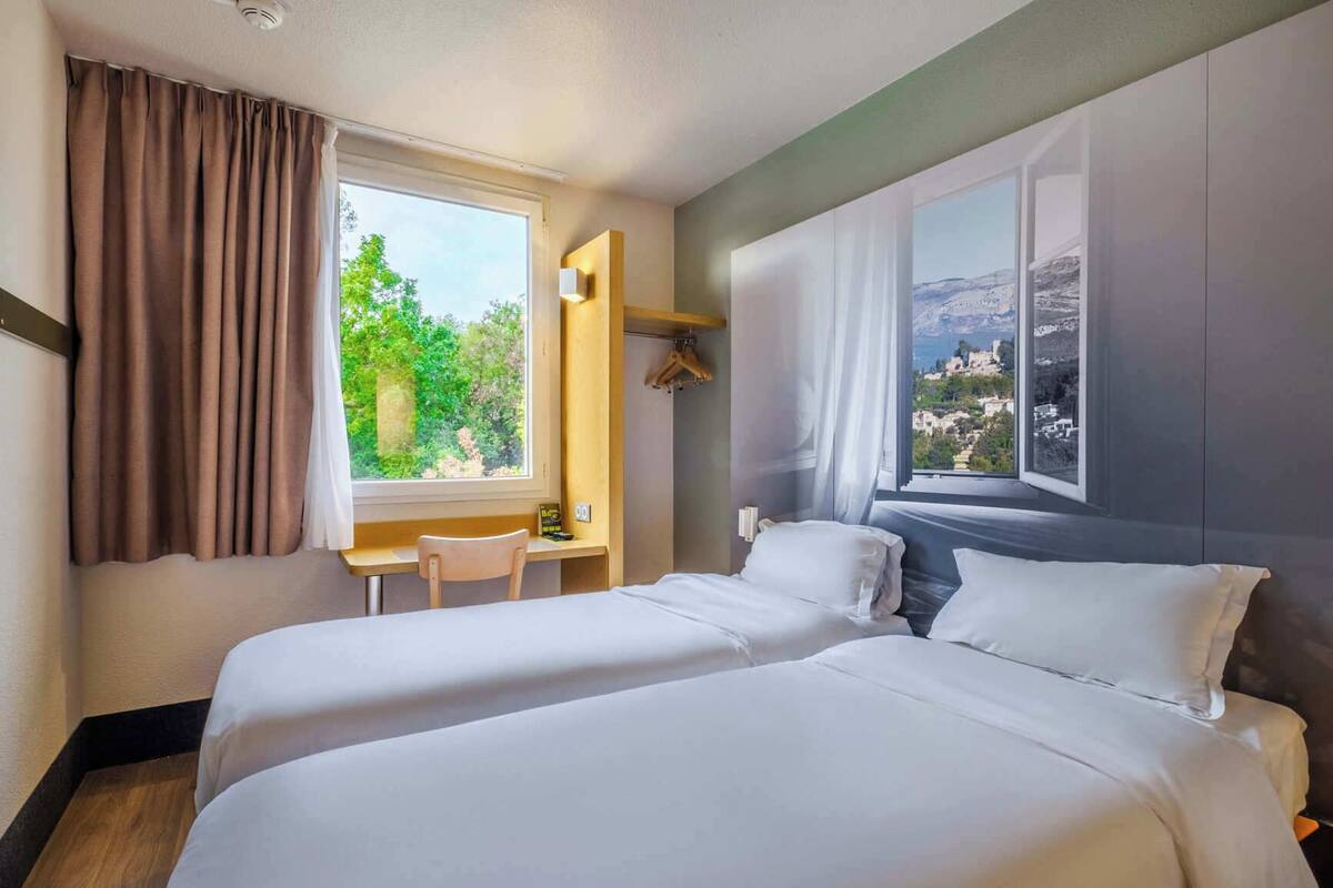 Premium bedding, desk, soundproofing, free WiFi