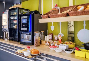 Daily buffet breakfast for a fee - B&B HOTEL Antibes Sophia Antipolis (Biot)