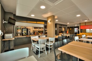 Petit déjeuner buffet servi tous les jours en supplément