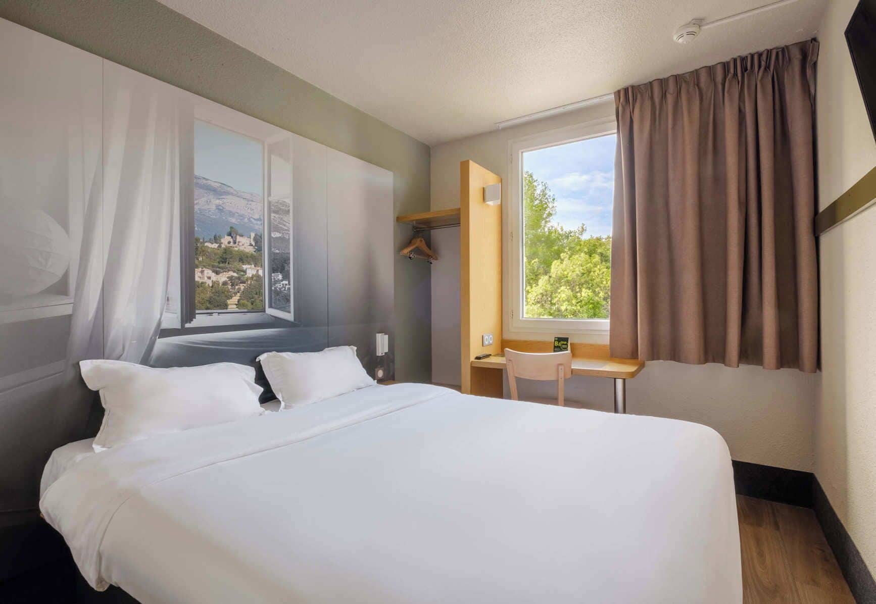 Premium bedding, desk, soundproofing, free WiFi
