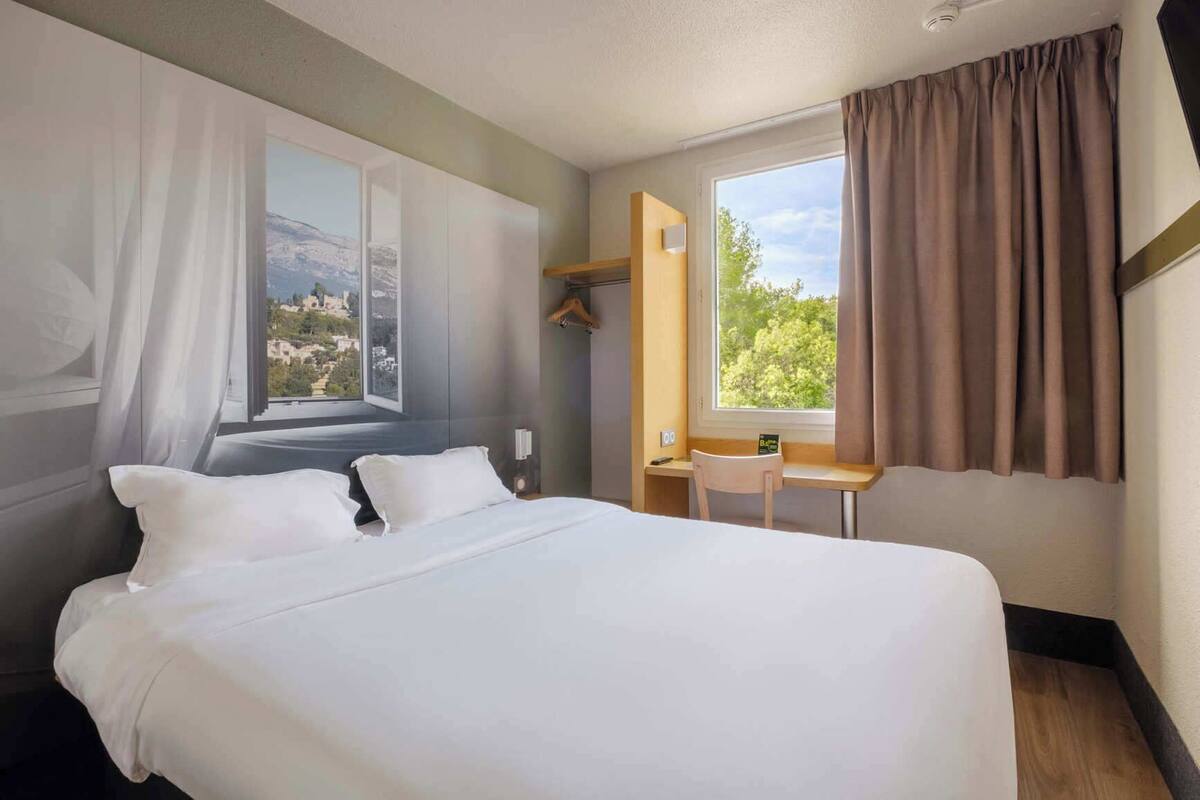 Premium bedding, desk, soundproofing, free WiFi