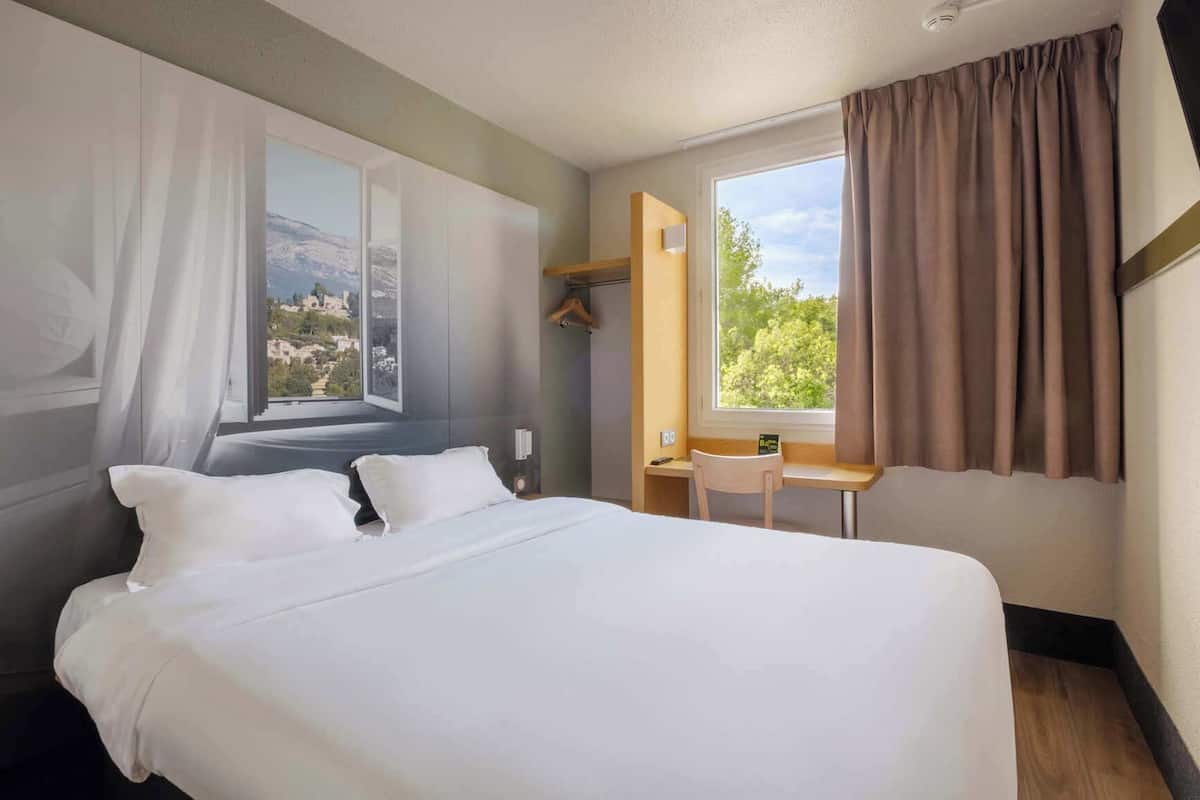 Premium bedding, desk, soundproofing, free WiFi
