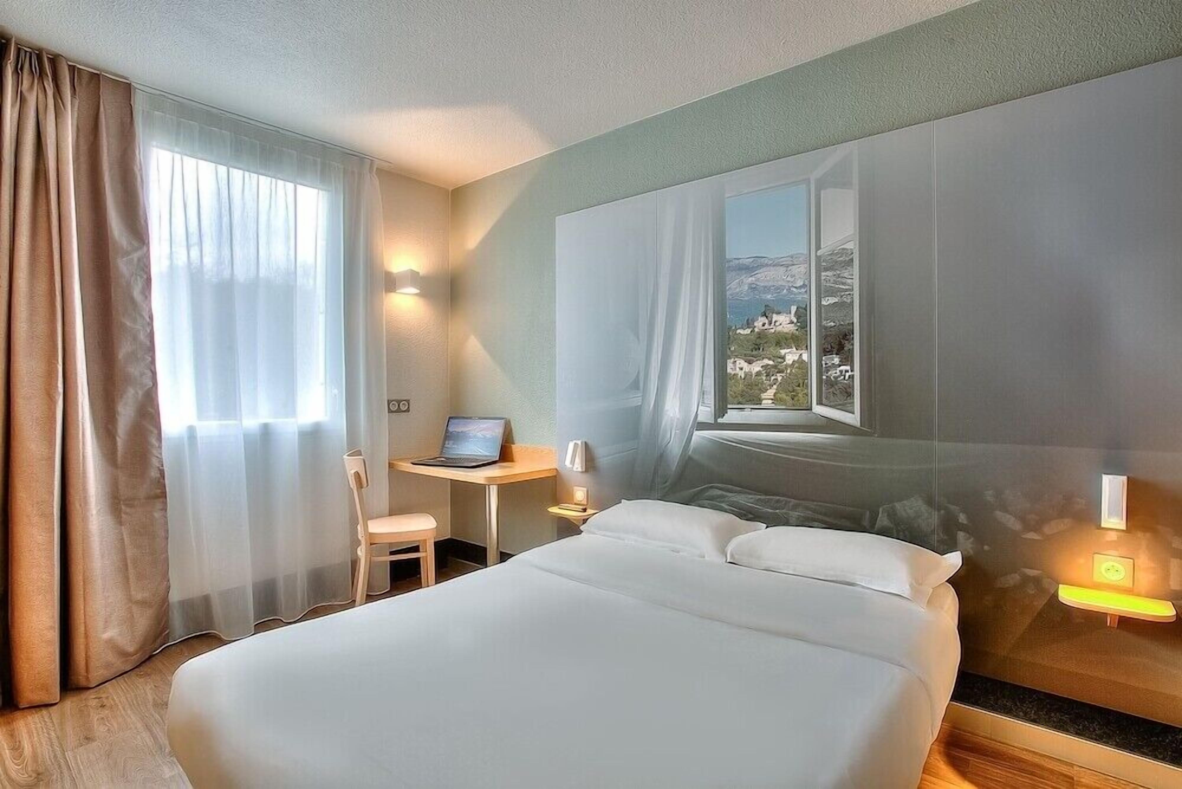Premium bedding, desk, soundproofing, free WiFi