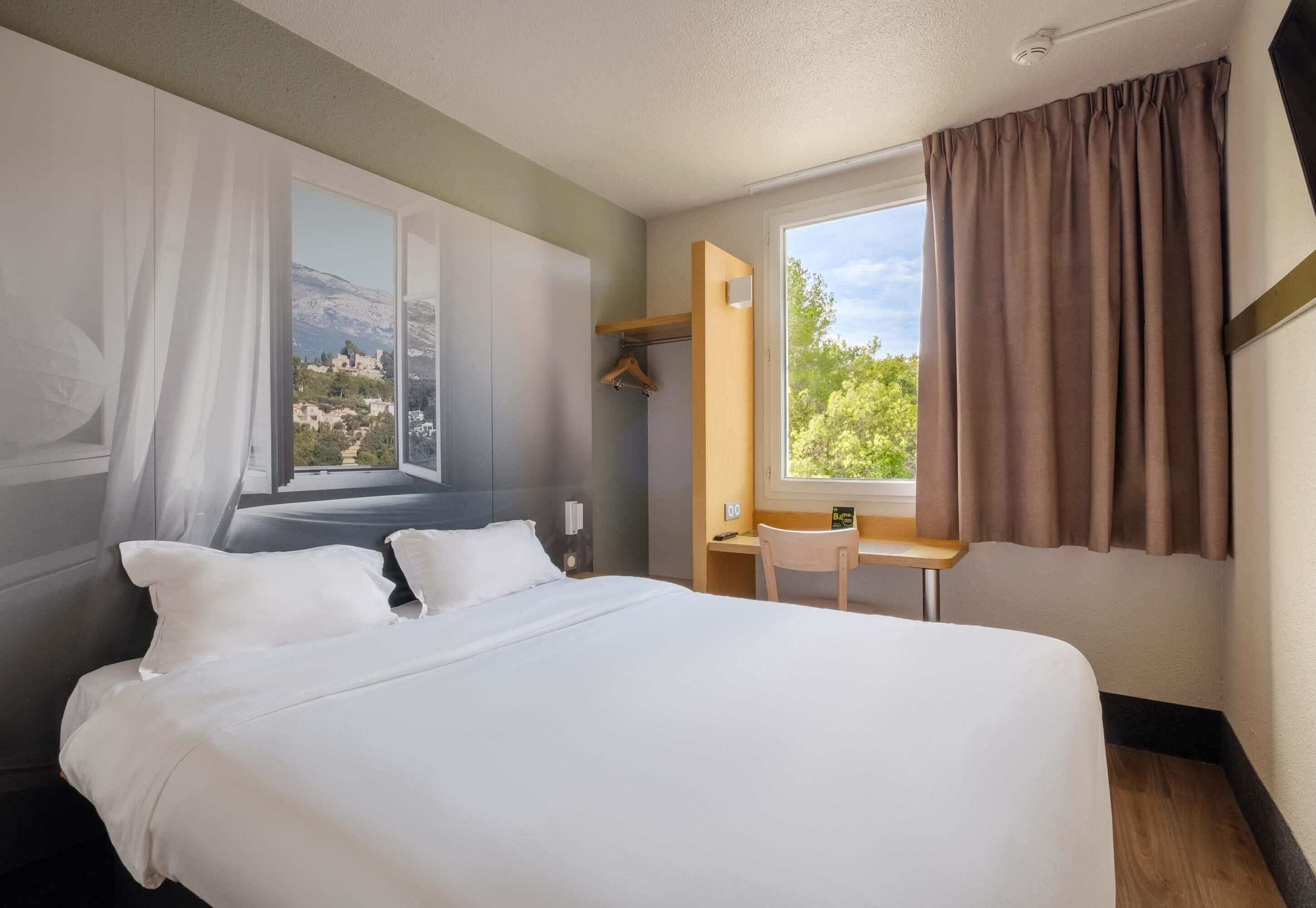 Luxe beddengoed, een bureau, geluiddichte muren, gratis wifi