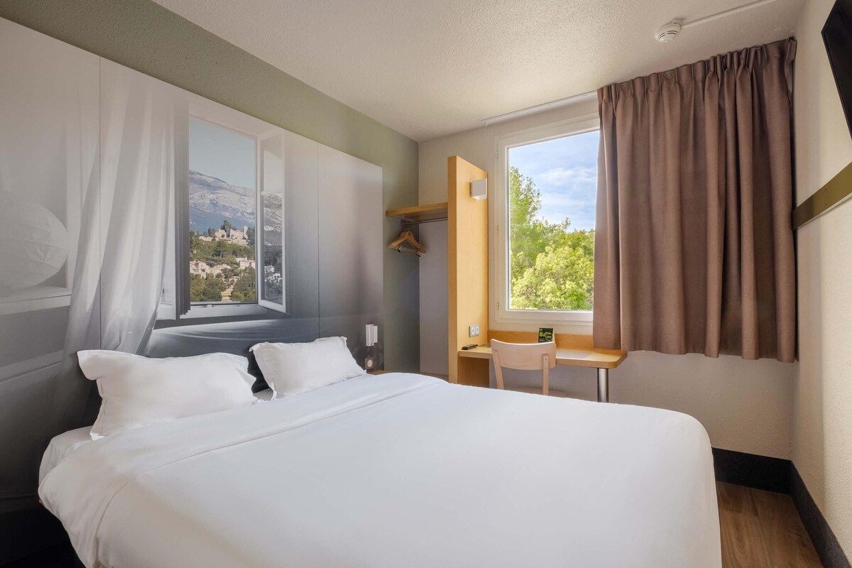 Peralatan tempat tidur premium, meja, kalis bunyi, Wi-fi percuma 