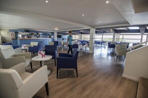 Bar (trong khuôn viên)