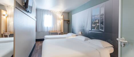 Triple Room, Non Smoking | Peralatan tempat tidur premium, meja, Wi-fi percuma, cadar katil