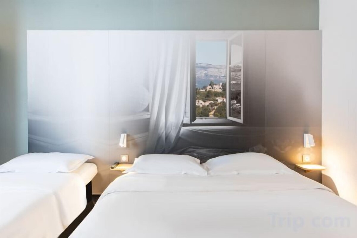 Ropa de cama de alta calidad, escritorio, wifi gratis y ropa de cama