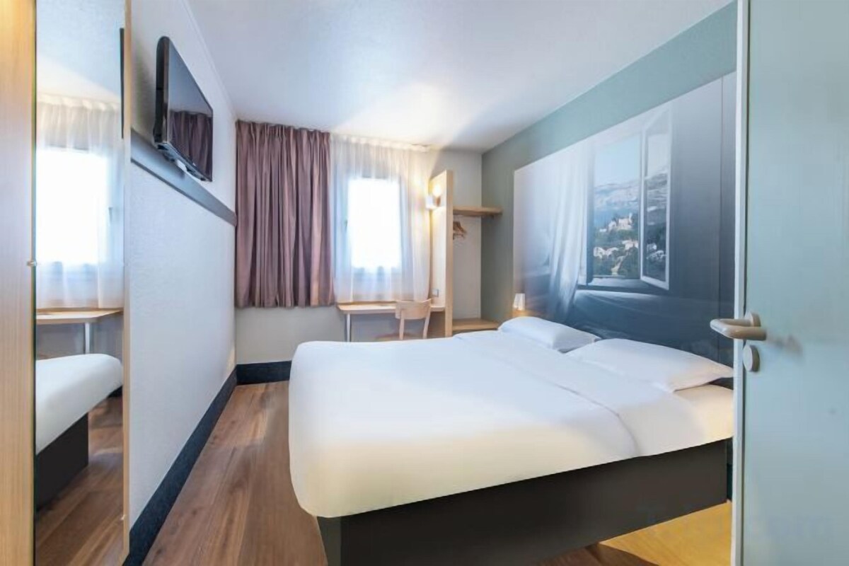 Ropa de cama de alta calidad, escritorio, wifi gratis y ropa de cama