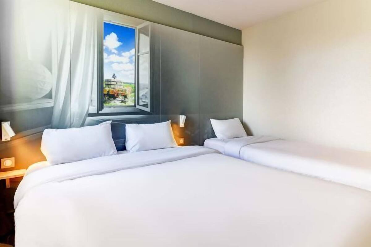 Bộ đồ giường cao cấp, trang bị nội thất với thiết kế riêng biệt, bàn
