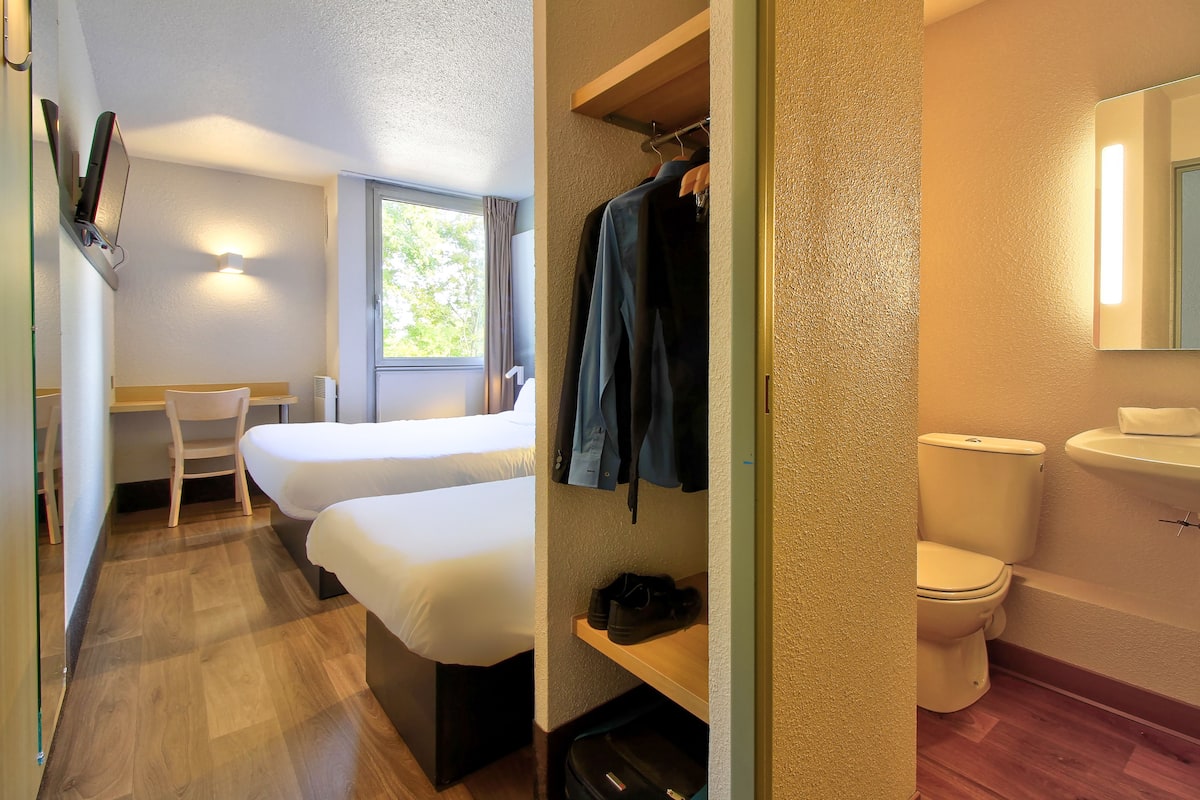 Habitación con 2 camas individuales, no fumadores | Ropa de cama de alta calidad, mobiliario individual, escritorio