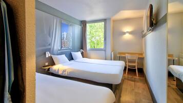 Chambre Triple, non-fumeurs | Literie de qualité supérieure, ameublement personnalisé, bureau