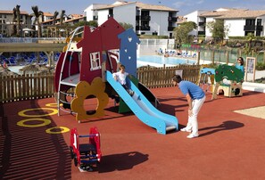 Area giochi per bambini (all'aperto)