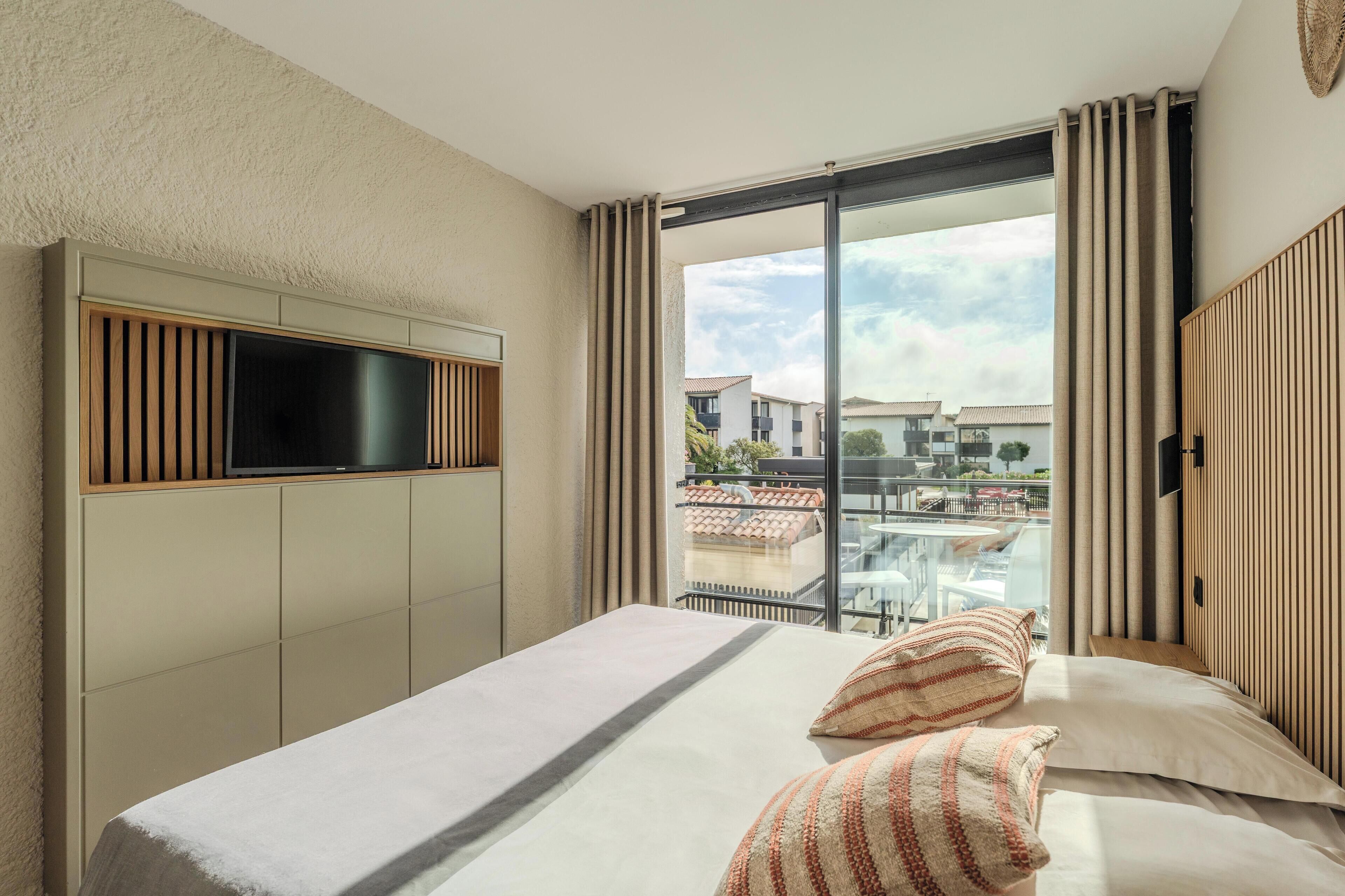 Individually decorated, individually furnished, laptop workspace