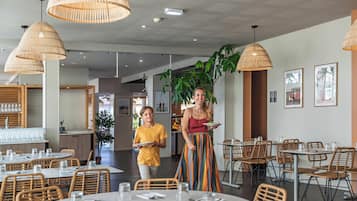 Breakfast, lunch, dinner served; alfresco dining
