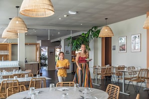 Breakfast, lunch, dinner served; al fresco dining