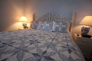 Comfort Single Room, 1 King Bed, Refrigerator & Microwave | 1 bedroom, premium bedding, iron/ironing board, free cribs/infant beds