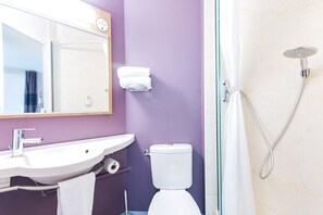 Shower, towels - B&B HOTEL Brive-la-Gaillarde (Ussac)