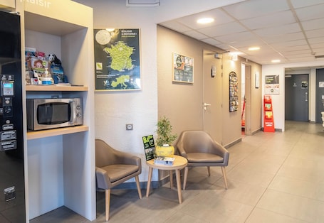 Lobby. B&B HOTEL Brive-la-Gaillarde