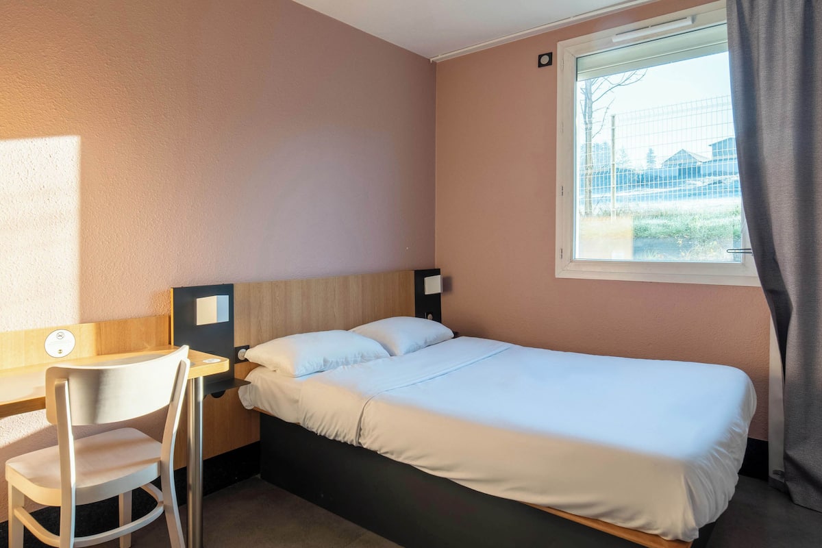 Double Room, Accessible, Non Smoking | Dihias secara berasingan, dilengkapkan perabot secara berasingan, meja