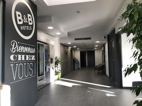 Reception. B&B HOTEL Brive-la-Gaillarde