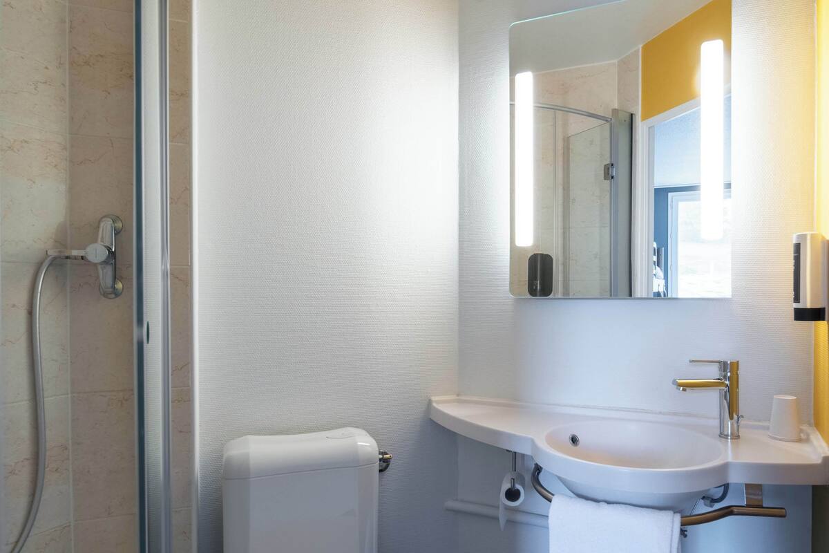 double room, accessible, non smoking | bathroom | shower, towels