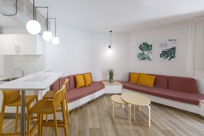 Perushuoneisto, 1 makuuhuone, näköala uima-altaalle | Olohuone | Taulutelevisio