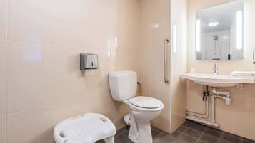 Doppelzimmer, barrierefrei, Nichtraucher | Badezimmer | Dusche, Handtücher